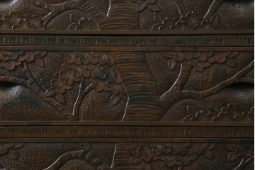 中古　伝統工芸　軽井沢彫り　隅々まで施された桜の彫りが見事なチェスト　(R-085205)