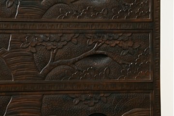 中古　伝統工芸　軽井沢彫り　隅々まで施された桜の彫りが見事なチェスト　(R-085205)