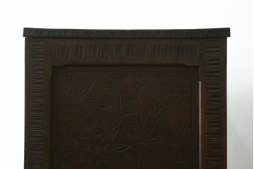 中古　伝統工芸　軽井沢彫り　隅々まで施された桜の彫りが見事なチェスト　(R-085205)