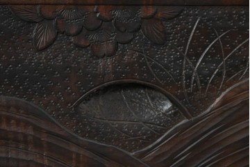 中古　伝統工芸　軽井沢彫り　隅々まで施された桜の彫りが優美なチェスト　(R-085205)