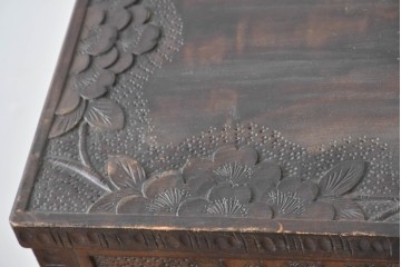 中古　伝統工芸　軽井沢彫り　隅々まで施された桜の彫りが優美なチェスト　(R-085205)