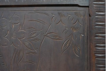 中古　伝統工芸　軽井沢彫り　隅々まで施された桜の彫りが優美なチェスト　(R-085205)