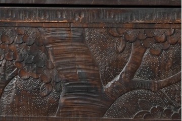 中古　伝統工芸　軽井沢彫り　隅々まで施された桜の彫りが優美なチェスト　(R-085205)