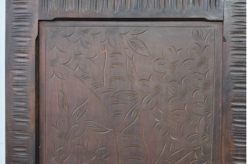 中古　伝統工芸　軽井沢彫り　隅々まで施された桜の彫りが優美なチェスト　(R-085205)