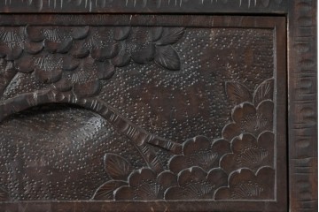 中古　伝統工芸　軽井沢彫り　隅々まで施された桜の彫りが優美なチェスト　(R-085205)