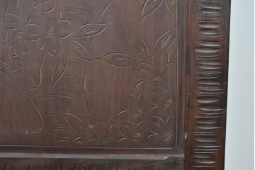 中古　伝統工芸　軽井沢彫り　隅々まで施された桜の彫りが優美なチェスト　(R-085205)