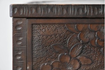 中古　伝統工芸　軽井沢彫り　隅々まで施された桜の彫りが優美なチェスト　(R-085205)