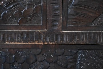 中古　伝統工芸　軽井沢彫り　隅々まで施された桜の彫りが優美なチェスト　(R-085205)