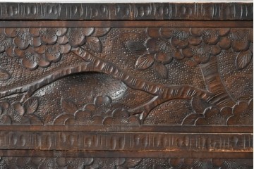 中古　伝統工芸　軽井沢彫り　隅々まで施された桜の彫りが優美なチェスト　(R-085205)