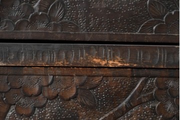 中古　伝統工芸　軽井沢彫り　隅々まで施された桜の彫りが優美なチェスト　(R-085205)