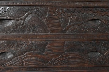 中古　伝統工芸　軽井沢彫り　隅々まで施された桜の彫りが優美なチェスト　(R-085205)