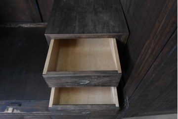 中古　伝統工芸　軽井沢彫り　力強い桜の木の彫刻が目を引くワードローブ　(R-085206)