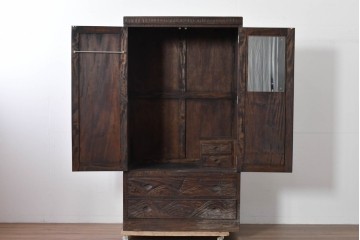 中古　伝統工芸　軽井沢彫り　力強い桜の木の彫刻が目を引くワードローブ　(R-085206)