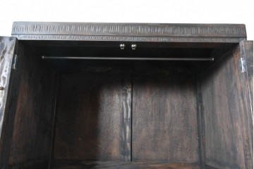 中古　伝統工芸　軽井沢彫り　力強い桜の木の彫刻が目を引くワードローブ　(R-085206)