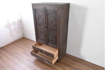 中古　伝統工芸　軽井沢彫り　力強い桜の木の彫刻が目を引くワードローブ　(R-085206)