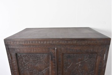 中古　伝統工芸　軽井沢彫り　力強い桜の木の彫刻が目を引くワードローブ　(R-085206)