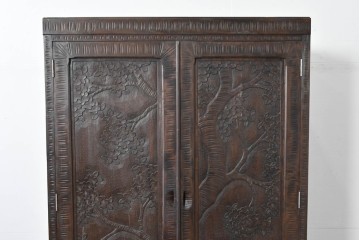 中古　伝統工芸　軽井沢彫り　力強い桜の木の彫刻が目を引くワードローブ　(R-085206)