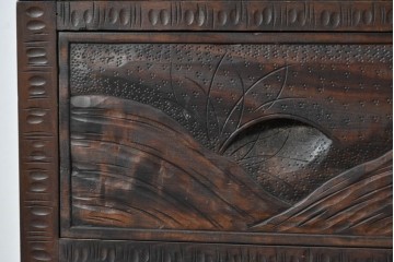 中古　伝統工芸　軽井沢彫り　力強い桜の木の彫刻が目を引くワードローブ　(R-085206)