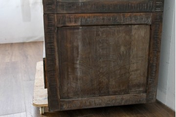 中古　伝統工芸　軽井沢彫り　力強い桜の木の彫刻が目を引くワードローブ　(R-085206)