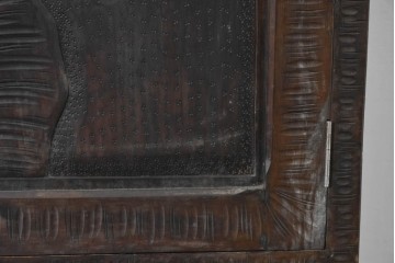 中古　伝統工芸　軽井沢彫り　力強い桜の木の彫刻が目を引くワードローブ　(R-085206)