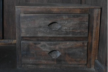 中古　伝統工芸　軽井沢彫り　力強い桜の木の彫刻が目を引くワードローブ　(R-085206)