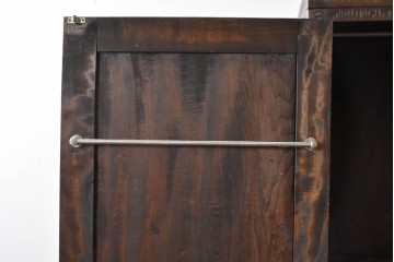 中古　伝統工芸　軽井沢彫り　力強い桜の木の彫刻が目を引くワードローブ　(R-085206)