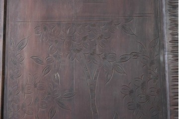 中古　伝統工芸　軽井沢彫り　力強い桜の木の彫刻が目を引くワードローブ　(R-085206)