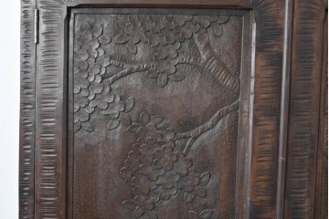 中古　伝統工芸　軽井沢彫り　力強い桜の木の彫刻が目を引くワードローブ　(R-085206)