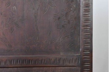 中古　伝統工芸　軽井沢彫り　力強い桜の木の彫刻が目を引くワードローブ　(R-085206)