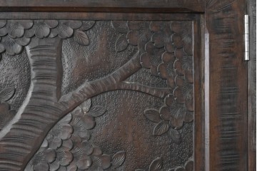 中古　伝統工芸　軽井沢彫り　力強い桜の木の彫刻が目を引くワードローブ　(R-085206)