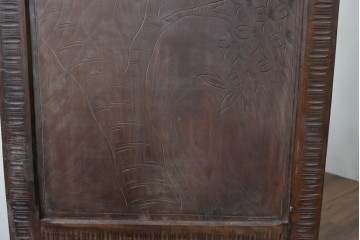 中古　伝統工芸　軽井沢彫り　力強い桜の木の彫刻が目を引くワードローブ　(R-085206)