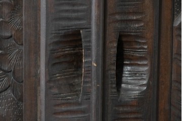 中古　伝統工芸　軽井沢彫り　力強い桜の木の彫刻が目を引くワードローブ　(R-085206)