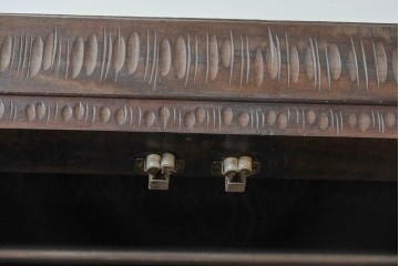 中古　伝統工芸　軽井沢彫り　力強い桜の木の彫刻が目を引くワードローブ　(R-085206)