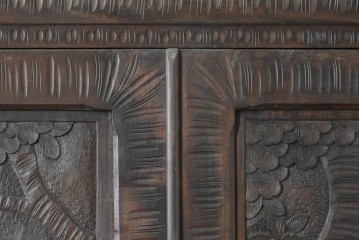 中古　伝統工芸　軽井沢彫り　力強い桜の木の彫刻が目を引くワードローブ　(R-085206)