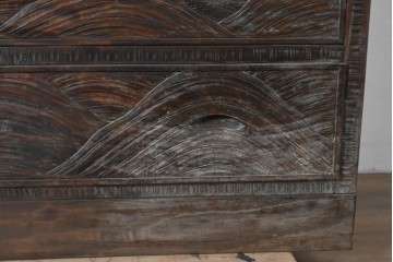 中古　伝統工芸　軽井沢彫り　力強い桜の木の彫刻が目を引くワードローブ　(R-085206)