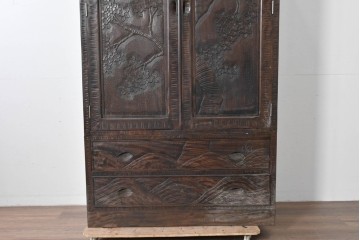 中古　伝統工芸　軽井沢彫り　力強い桜の木の彫刻が目を引くワードローブ　(R-085206)