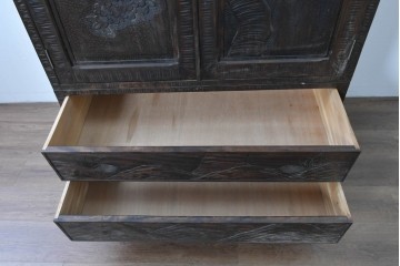 中古　伝統工芸　軽井沢彫り　力強い桜の木の彫刻が目を引くワードローブ　(R-085206)