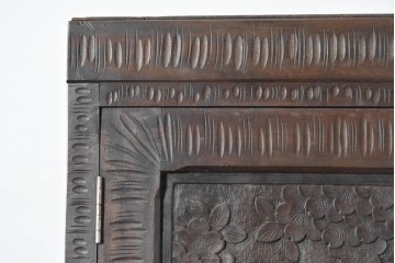 中古　伝統工芸　軽井沢彫り　力強い桜の木の彫刻が目を引くワードローブ　(R-085206)