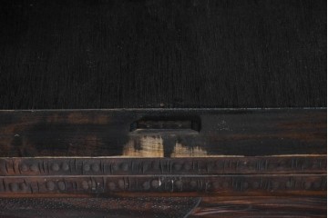 中古　伝統工芸　軽井沢彫り　力強い桜の木の彫刻が目を引くワードローブ　(R-085206)