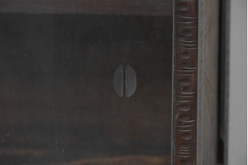 中古　伝統工芸　軽井沢彫り　桜の彫刻をあしらった上品な佇まいのローボード　(R-085207)