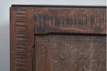 中古　伝統工芸　軽井沢彫り　桜の彫刻をあしらった上品な佇まいのローボード　(R-085207)