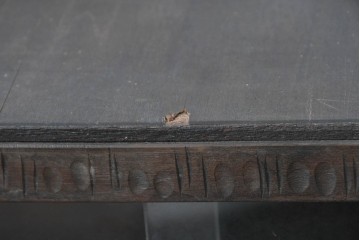 中古　伝統工芸　軽井沢彫り　桜の彫刻をあしらった上品な佇まいのローボード　(R-085207)