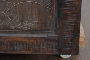 中古　伝統工芸　軽井沢彫り　桜の彫刻をあしらった上品な佇まいのローボード　(R-085207)