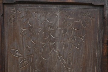 中古　伝統工芸　軽井沢彫り　桜の彫刻をあしらった上品な佇まいのローボード　(R-085207)