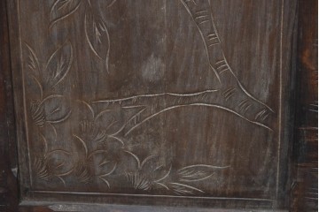 中古　伝統工芸　軽井沢彫り　桜の彫刻をあしらった上品な佇まいのローボード　(R-085207)