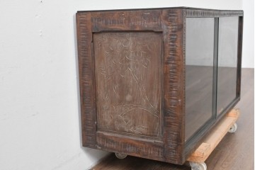 中古　伝統工芸　軽井沢彫り　桜の彫刻をあしらった上品な佇まいのローボード　(R-085207)