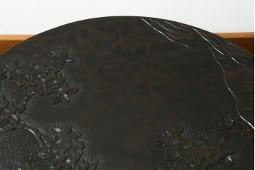 和製ヴィンテージ　希少デザイン　伝統工芸　軽井沢彫り　桜の彫刻が見事な三つ足丸テーブル　(R-085210)