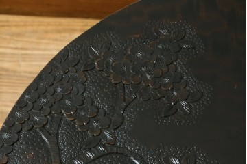 和製ヴィンテージ　希少デザイン　伝統工芸　軽井沢彫り　桜の彫刻が見事な三つ足丸テーブル　(R-085210)