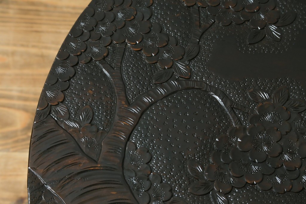 和製ヴィンテージ　希少デザイン　伝統工芸　軽井沢彫り　桜の彫刻が見事な三つ足丸テーブル　(R-085210)