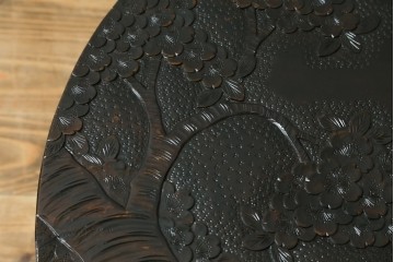和製ヴィンテージ　希少デザイン　伝統工芸　軽井沢彫り　桜の彫刻が見事な三つ足丸テーブル　(R-085210)
